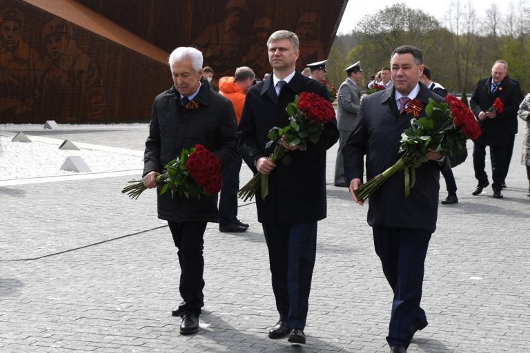 Глава Тверской области возложил цветы к Мемориалу Советскому солдату