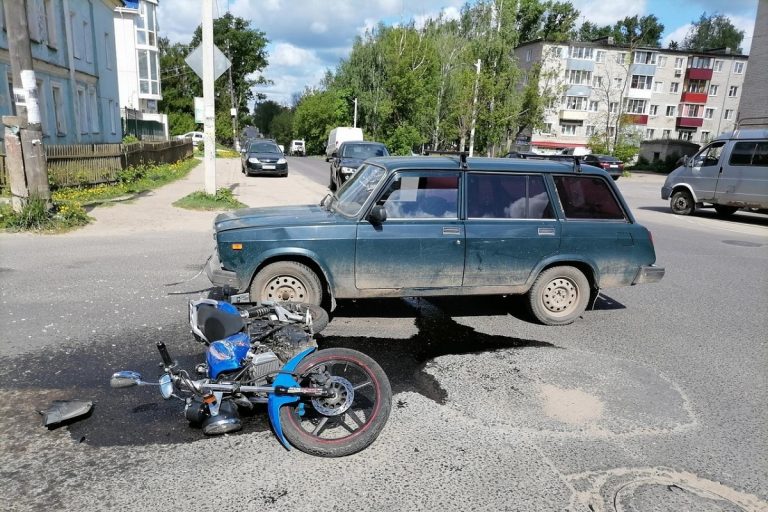 Мотоциклистка пострадала при столкновении с легковушкой в Кимрах