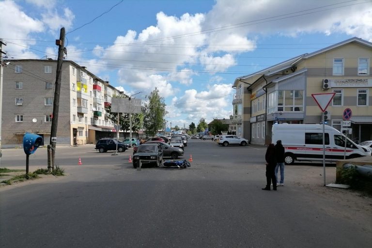 Мотоциклистка пострадала при столкновении с легковушкой в Кимрах