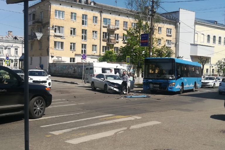 В центре Твери столкнулись автобус и легковушка