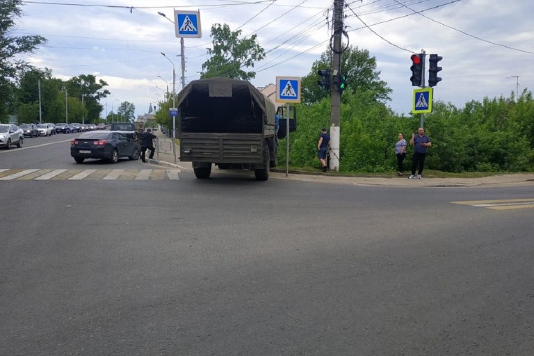 В Твери произошло ДТП с участием военного КамАЗа и двух легковушек
