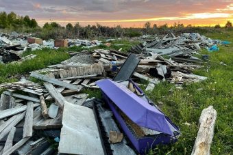 На стихийную свалку под Тверью выбросили гробы и венки