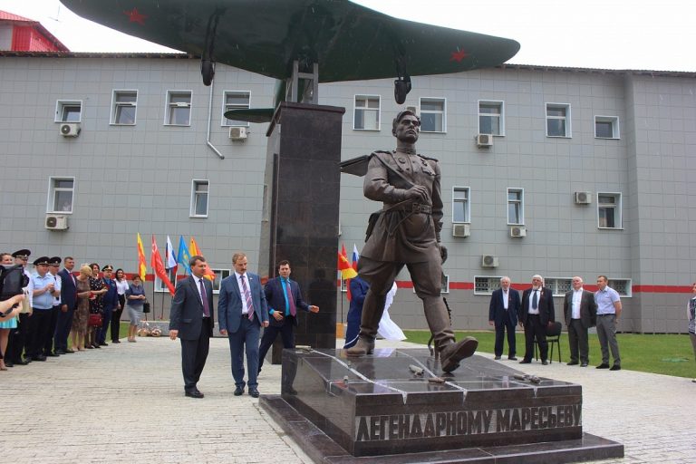 В Бологое открыли памятник прославленному летчику Алексею Маресьеву
