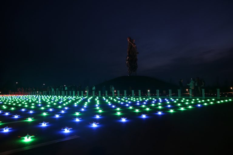 Над Ржевским мемориалом прошло шоу тысячи дронов