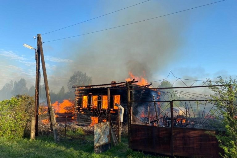 В Бежецком районе сгорели два дома, баня и хозпостройка