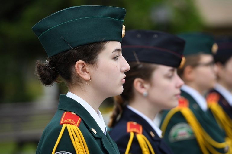В школах Твери проходят последние звонки