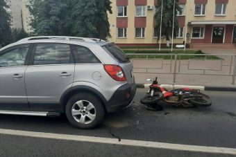 В Твери пьяный скутерист «догнал» автомобиль
