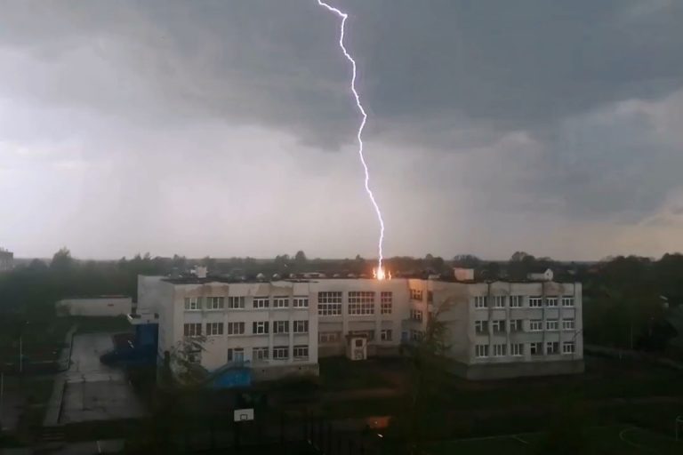 Удар молнии в здание школы в Тверской области сняли на видео