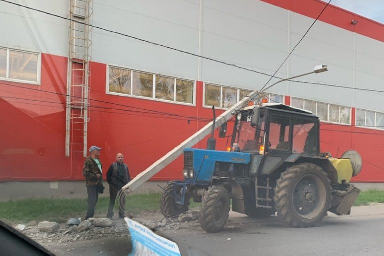 Трактор снес опору освещения в Пролетарском районе Твери