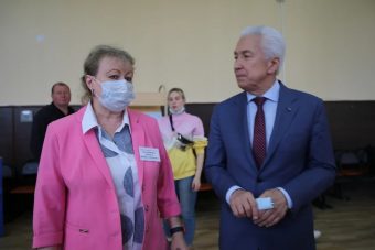 Владимир Васильев посетил участок предварительного голосования в школе №34 Твери