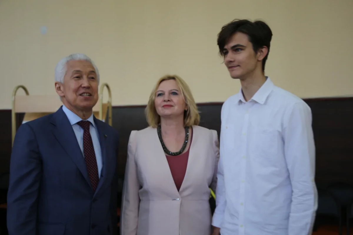 Владимир Васильев посетил участок предварительного голосования в школе №34 Твери