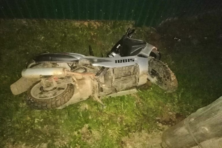 Водитель скутера погиб, врезавшись в столб в Тверской области