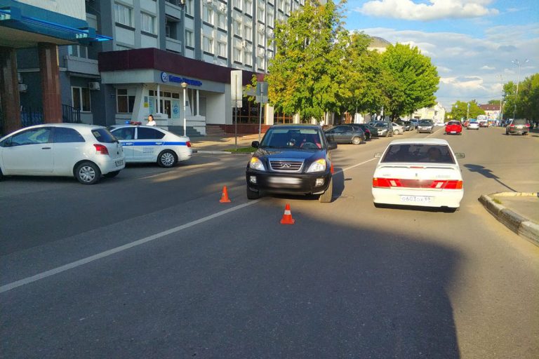 18-летняя девушка попала под колёса кроссовера в центре Твери