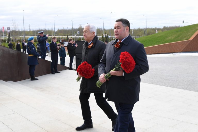 В Тверской области торжества в честь Дня Победы начались у мемориала Советскому солдату