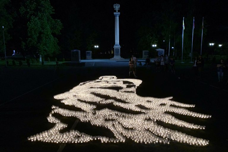 Ночью в Ржеве выложили фигуру Советского солдата из 8 тысяч свечей