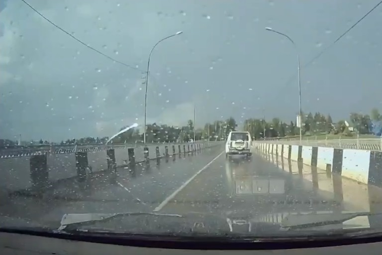 В Тверской области спасли мужчину, который пытался броситься с моста в реку