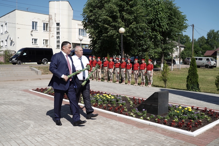 Игорь Руденя возложил цветы к Обелиску Славы и проинспектировал благоустройство сквера в Андреаполе