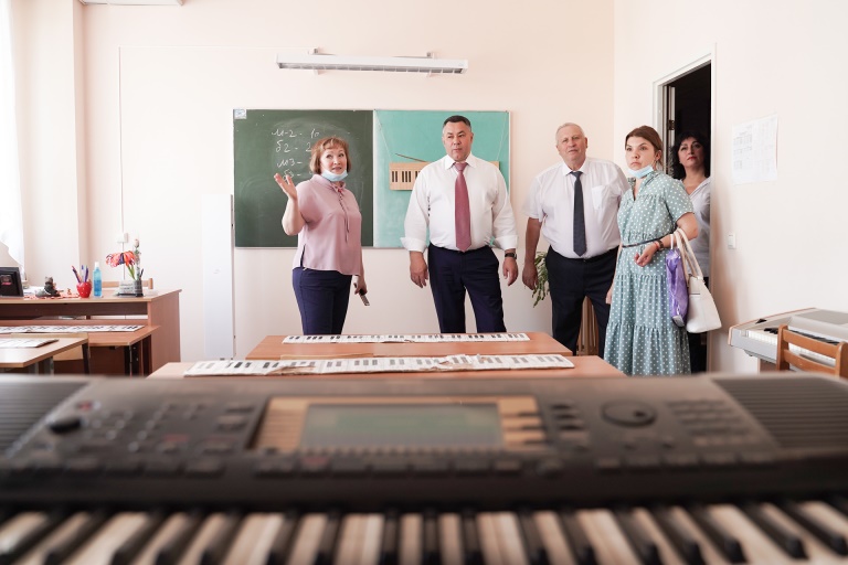 Игорь Руденя посетил в Андреаполе школу №3 и детскую школу искусств
