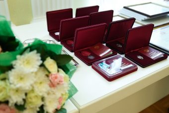 Игорь Руденя вручил государственные награды жителям Тверской области и паспорта юным гражданам