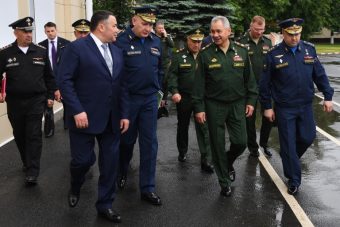Курсанты Военной академии воздушно-космической обороны Сергею Шойгу и  Игорю Рудене о своих военно-научных разработках