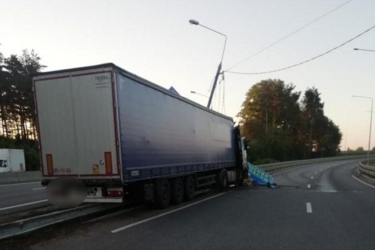 Водитель фуры погиб в ДТП на М-10 в Тверской области
