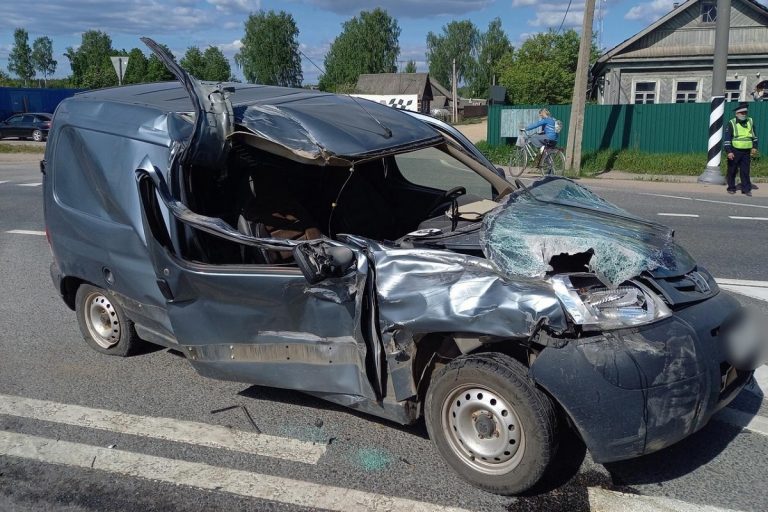 Женщина погибла в результате столкновения легковушки и фуры в Тверской области