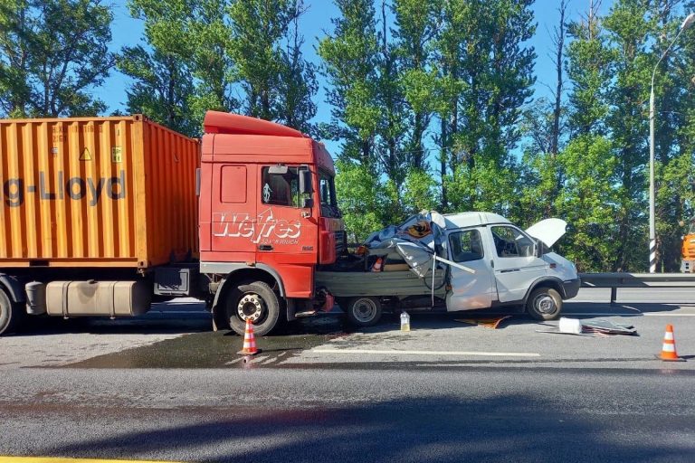 Рабочий дорожной службы погиб в ДТП на М-10 в Тверской области