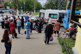 В Твери сбили женщину-инвалида, ехавшую по дороге на коляске