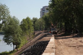 В Твери на Мигаловской набережной укладывают геосетку в рамках благоустройства сквера