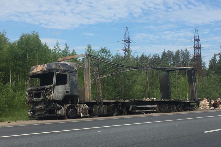 На М-10 в Тверской области загорелась движущаяся фура