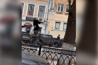 У женщины, которая в Твери залезла на памятник Кругу, выявили запретное заболевание