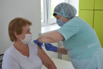 В новом прививочном пункте в Твери вакцинируют жителей не только Спутником V, но и Эпиваккороной