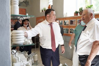 Игорь Руденя посетил Андреапольский фарфоровый завод