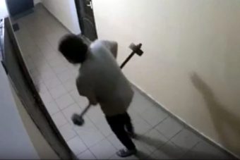 В Твери мужчина "со странностями" терроризирует соседей