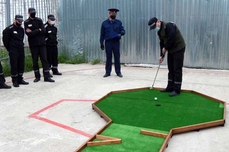 Осужденные в Тверской области учатся играть в мини-гольф