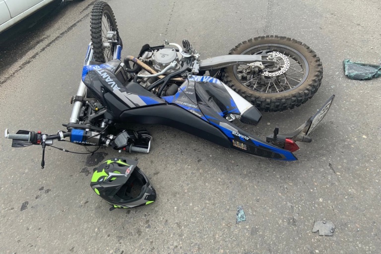 Мотоциклист сломал руку после столкновения с легковым авто в Тверской области