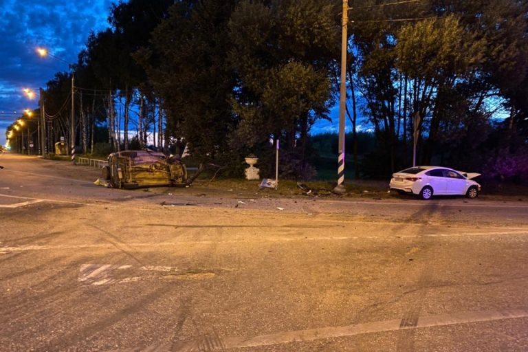 Три человека пострадали при столкновении двух машин на трассе М-10 в Тверской области