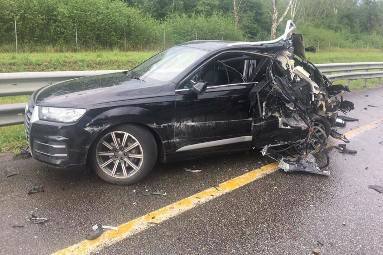 Кроссовер Audi искорежило после столкновения с фурой на трассе М-11 в Тверской области