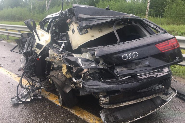 Кроссовер Audi искорежило после столкновения с фурой на трассе М-11 в Тверской области