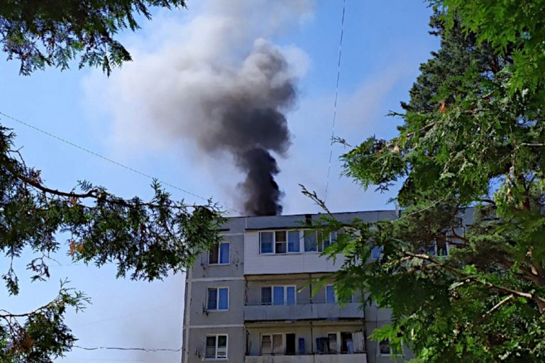 В Тверской области ремонта загорелась кровля многоквартирного дома