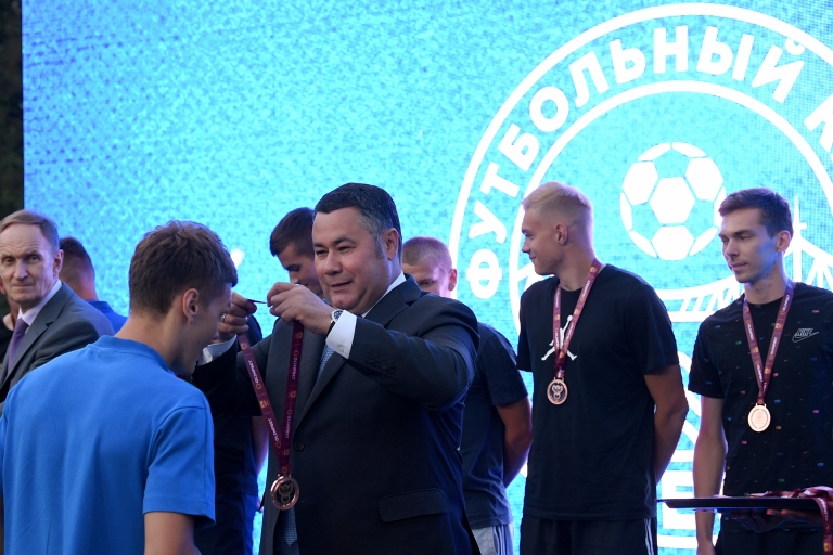 Футболистам ФК «Тверь» вручили бронзовые медали за III место в ПФЛ