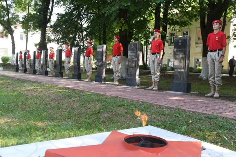 Губернатор Игорь Руденя возложил цветы к стеле Героев Советского Союза в Торопце