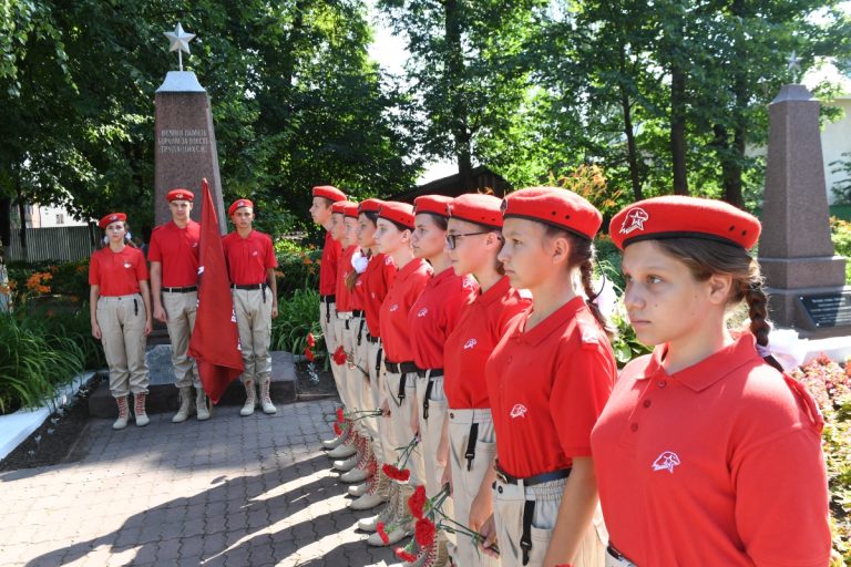 Губернатор Игорь Руденя возложил цветы к стеле Героев Советского Союза в Торопце