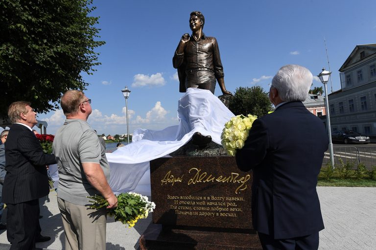 В Твери открыли памятник знаменитому поэту Андрею Дементьеву