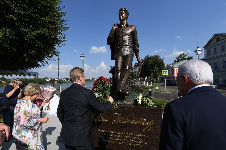 В Твери открыли памятник знаменитому поэту Андрею Дементьеву