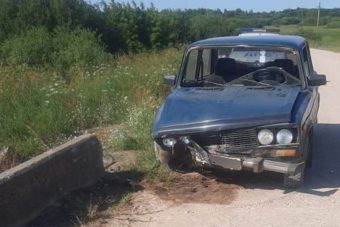 В Бежецком районе нетрезвый водитель «ВАЗа» протаранил ограждение моста через реку