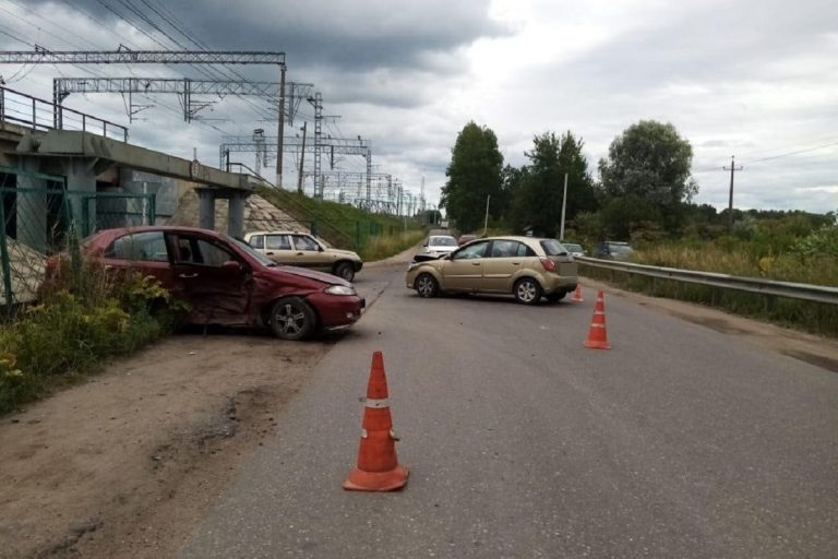 Пятилетняя девочка пострадала в тройном ДТП в Бологое