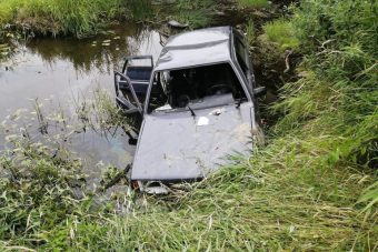 В Красном Холме съехала в реку "девятка" В Красном Холме съехала в реку "девятка"