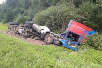 На М-9 в Тверской области опрокинулась фура
