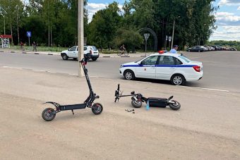 Мужчина на электросамокате врезался в дорожный знак в Ржеве